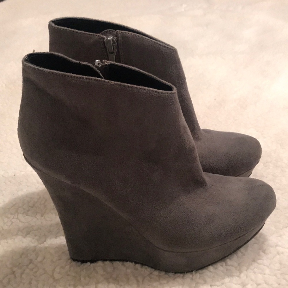 Platform grey suede booties